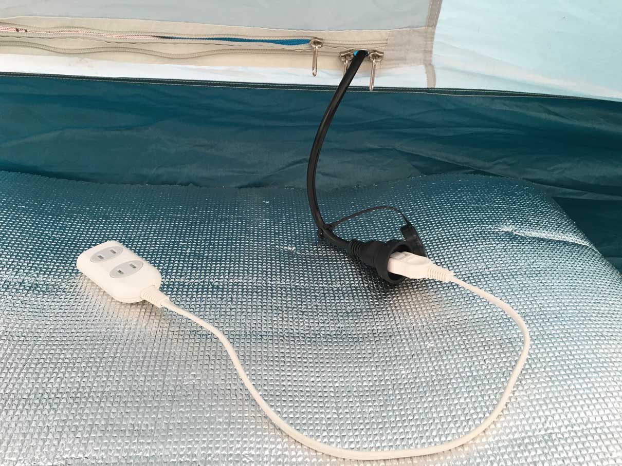 キャンプ用の電源延長コードは防水タイプが必要。突然の雨に備えて快適利用