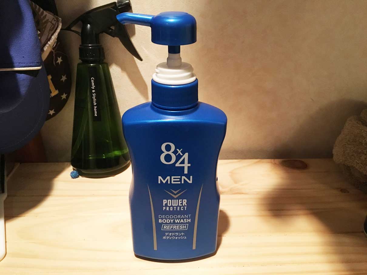 サラリーマン 革靴を脱いだ後の足のニオイ対策はデオドラントがお勧め