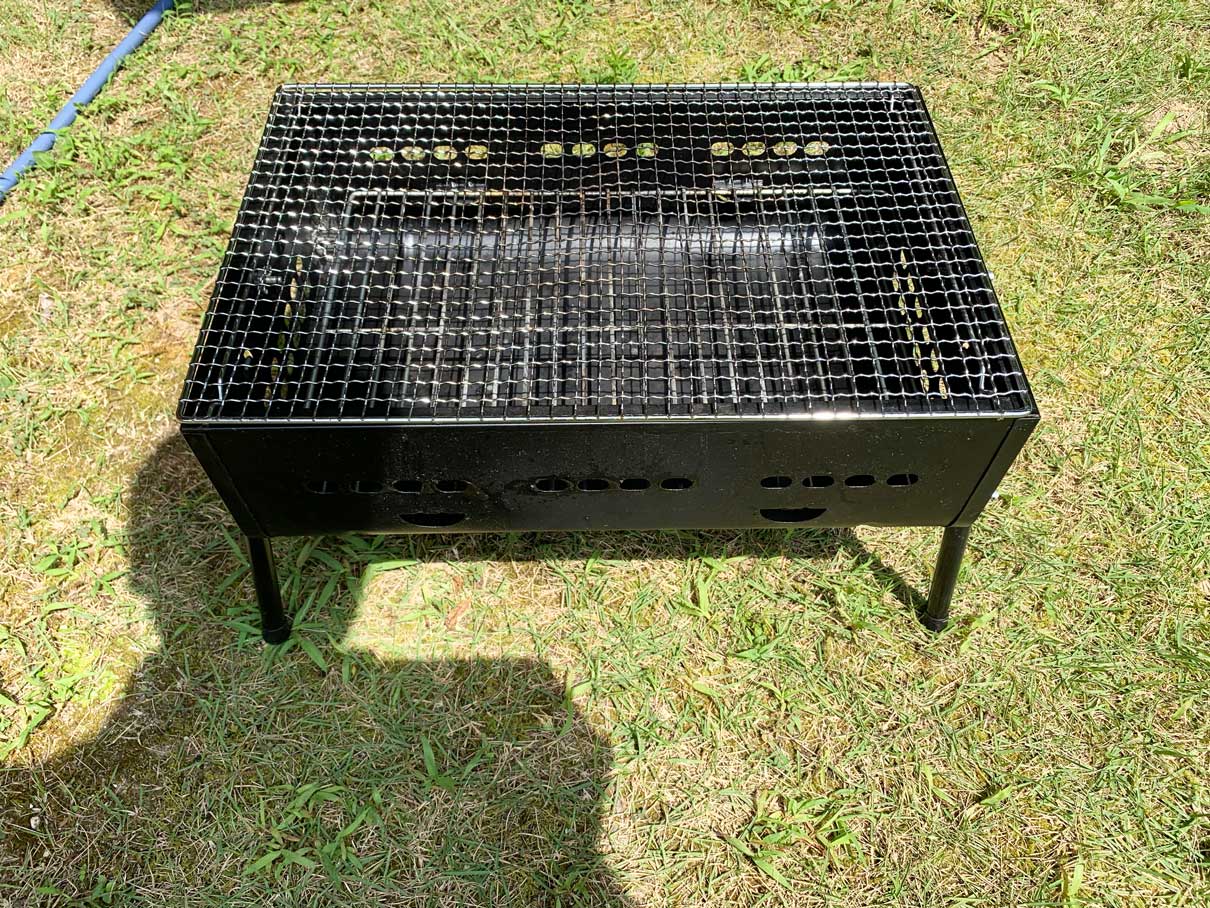 芝生の上で炭火バーベキューをしても大丈夫 熱で芝を枯らさないよう高さ注意