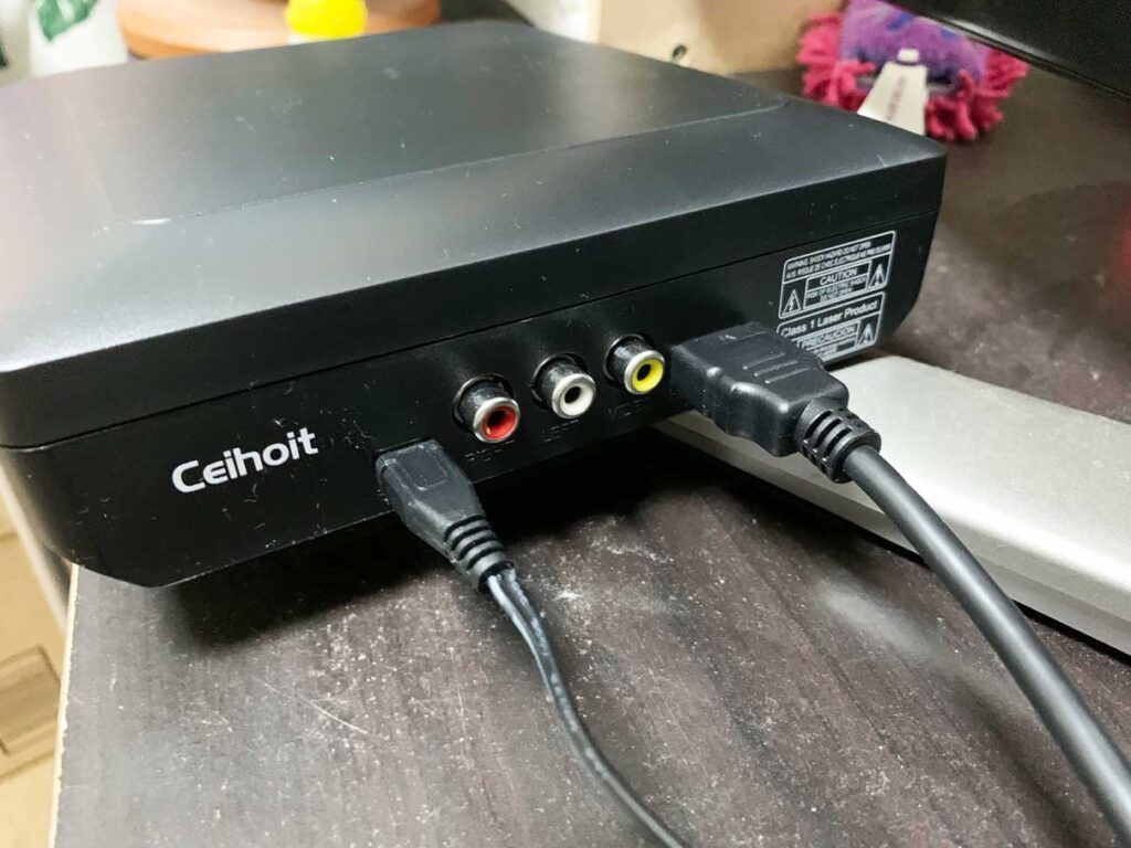 家庭用テレビにDVDプレーヤーを接続して再生。安価で簡単な方法をご紹介